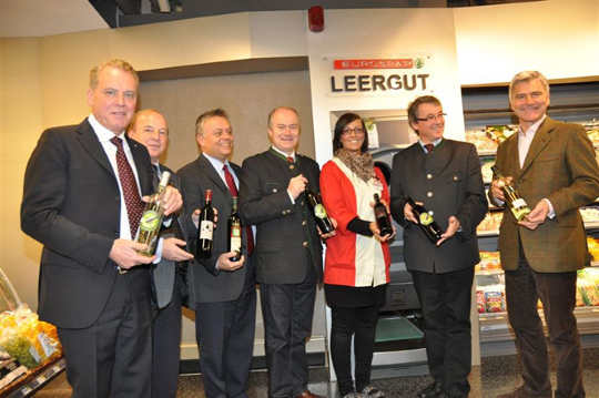 SPAR GF Direktor Erwin Schmuck, AGR GF Komm. Rat Gerhard A. Lacher, FA19D Leiter HR DI Dr. Wilhelm Himmel, Landesrat Johann Seitinger, Daniela Bresnik EUROSPAR, Weinbaudirektor Ing. Werner Luttenberger, Winzer Erich Polz © FA19D SPAR GF Direktor Erwin Schmuck, AGR GF Komm. Rat Gerhard A. Lacher, FA19D Leiter HR DI Dr. Wilhelm Himmel, Landesrat Johann Seitinger, Daniela Bresnik EUROSPAR, Weinbaudirektor Ing. Werner Luttenberger, Winzer Erich Polz © FA19D