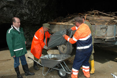 Landesrat Seitinger mit den Einsatzkräften der Freiwilligen Feuerwehr und der Gemeinde 