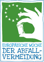 Die EU-Flagge in grün als Hintergrund. Eine Abfalltonne wird mit 2 Fingern gehalten. Die EU-Flagge in grün als Hintergrund. Eine Abfalltonne wird mit 2 Fingern gehalten.