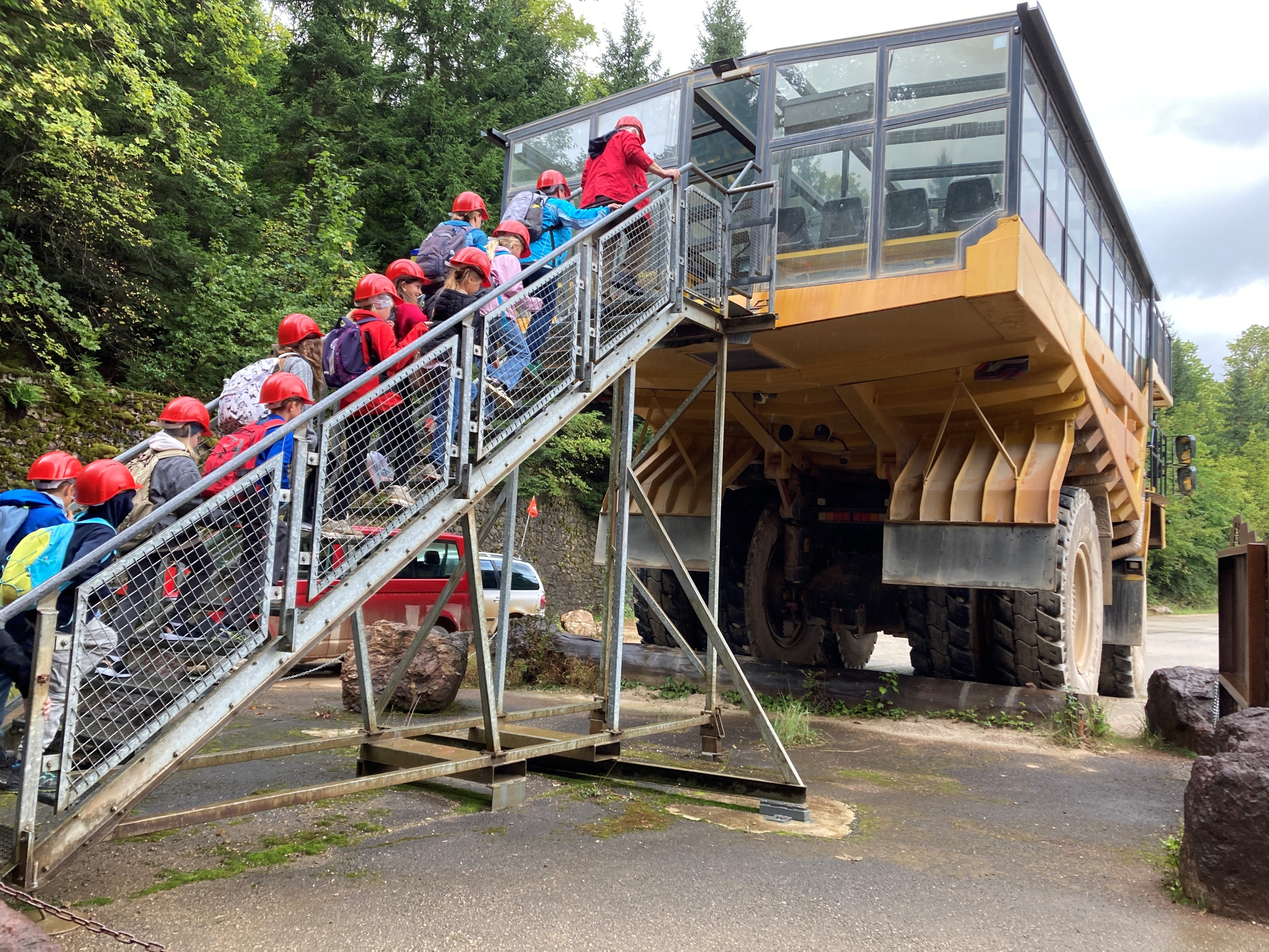 Schulklasse beim Einstieg in den Hauly des Abenteuer Erzbergs.