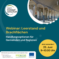 Werbeplakat für Webinar zu Leerstand & Brachflächen. Ein verlassenes Industriegebäude im Hintergrund.