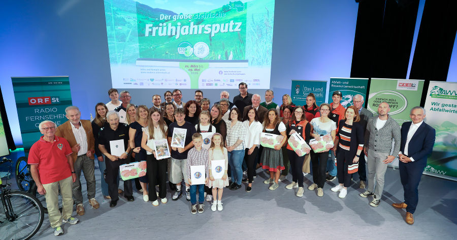 Gruppenbild der Gewinner:innen und Ausgezeichneten: 