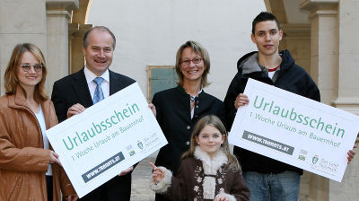 Am Foto (v.l.): Sabine Distl, Landesrat Johann Seitinger, Mag. Astrid Schoberer und Timo Zechmann und die 8-jährige Elena Distl. 