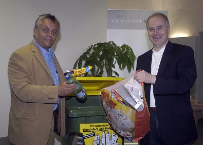 Foto: Kowatsch; v.l.n.r.: Hofrat W. Himmel (FA 19D, Abfall- und Stoffflusswirtschaft), Landesrat J. Seitinger