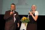 Ein kleines Dankeschön von Hofrat DI Dr. Wilhelm Himmel an Moderatorin Silvia Gaich © FA19D Ein kleines Dankeschön von Hofrat DI Dr. Wilhelm Himmel an Moderatorin Silvia Gaich