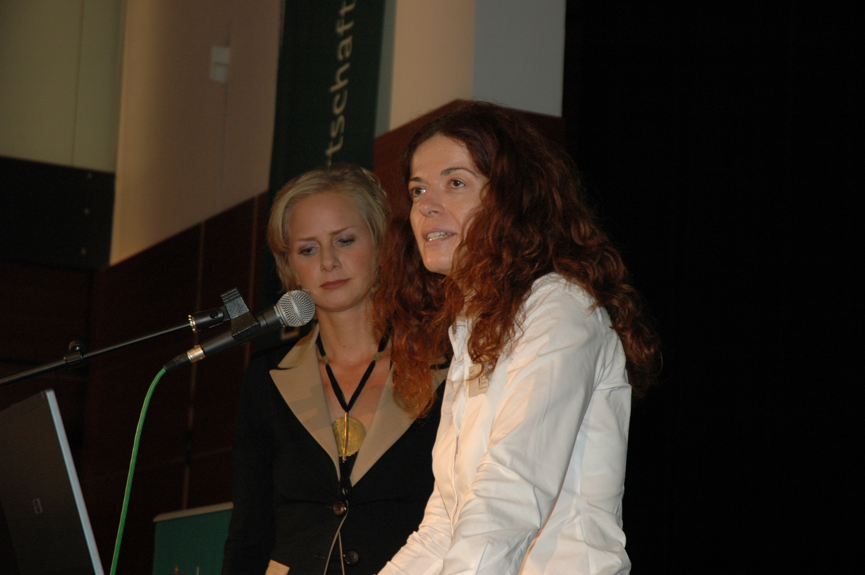 Moderatorin Ing. Angelika Ertl mit Mag. Dr. Ingrid Winter