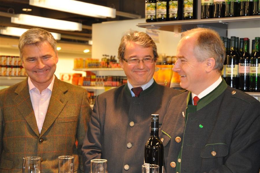 Winzer Erich Polz mit Weinbaudirektor Werner Luttenberger und Landesrat Seitinger