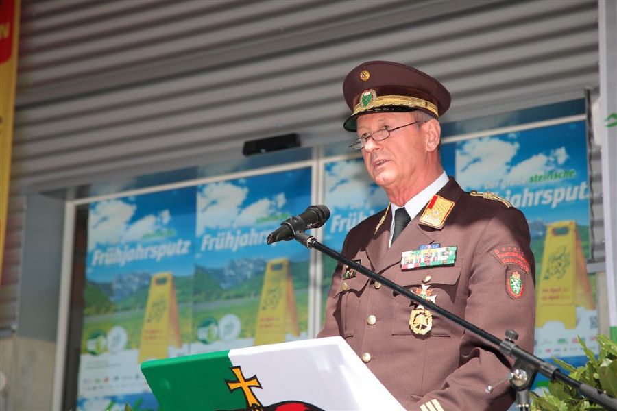 Bezirksfeuerwehrkommandant OBR Johann Edelsbrunner