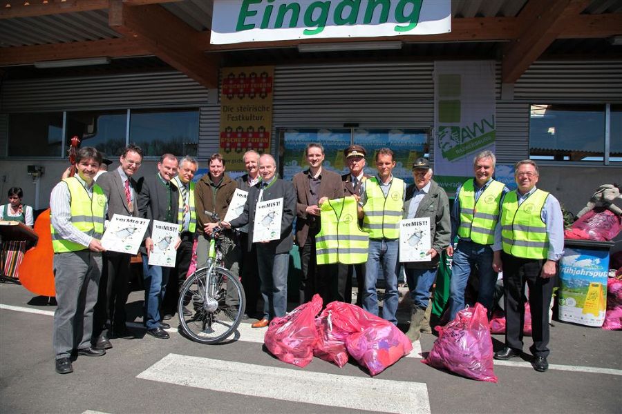 Frühjahrsputz-Aktivisten mit den Preisträger des regionalen Gewinnspiels