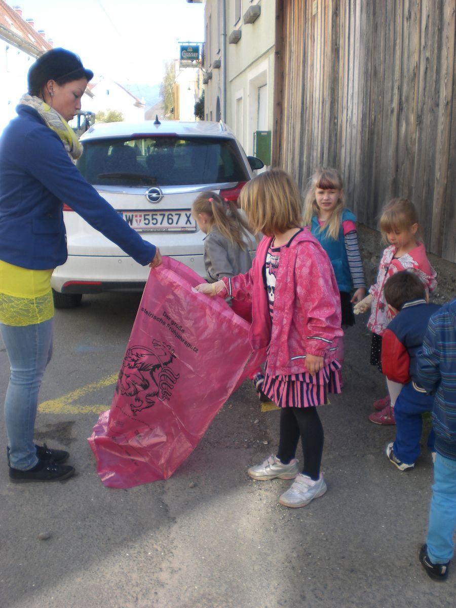 Kindergarten Jägersteig in Judenburg beim Frühjahrsputz 2014