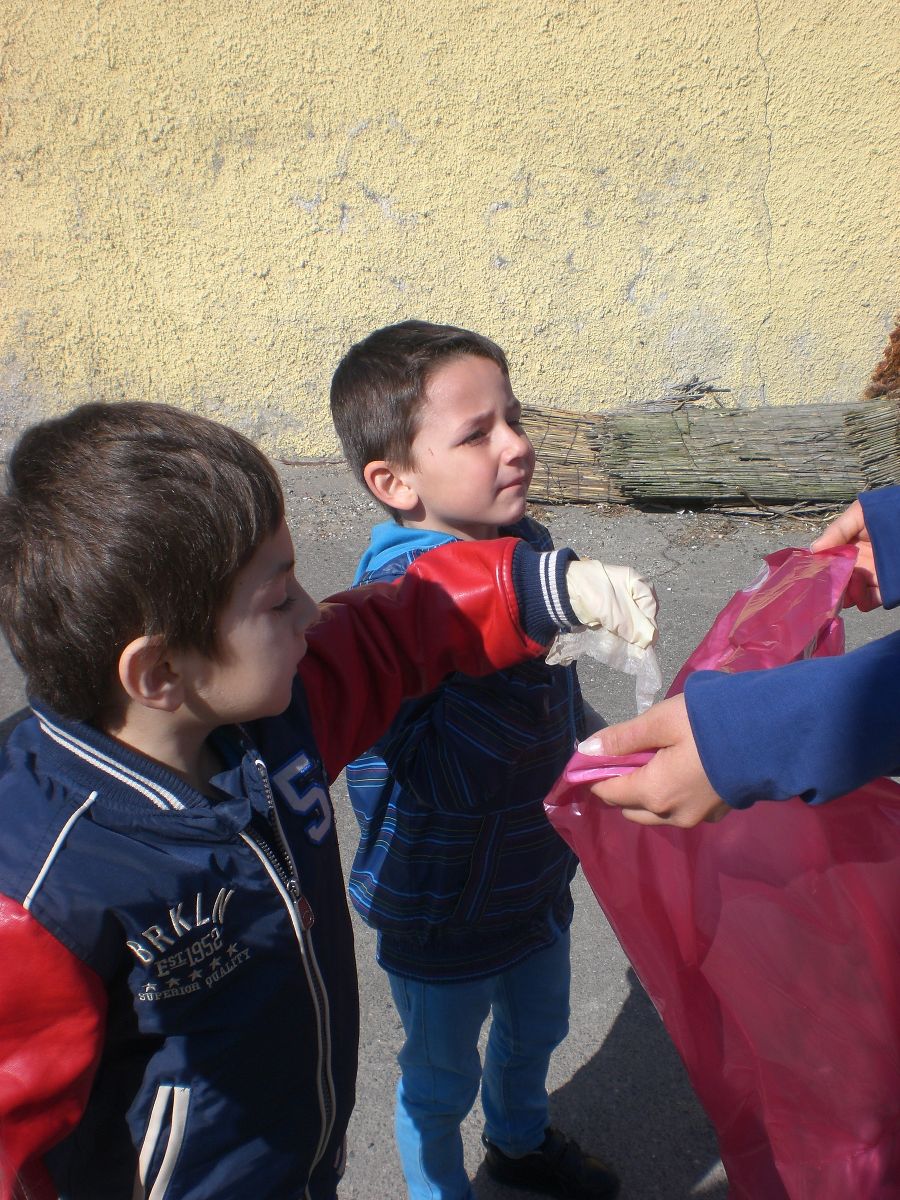 Kindergarten Jägersteig in Judenburg beim Frühjahrsputz 2014