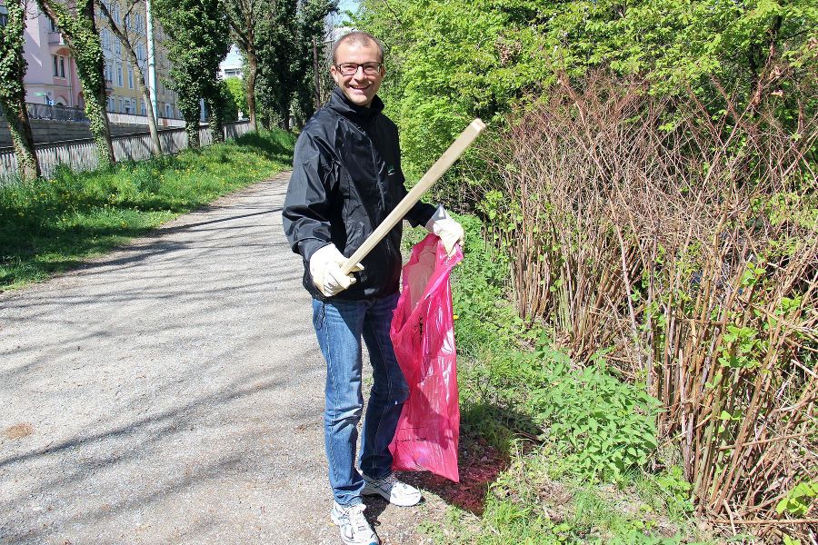 Kammeramtsdirekor Johannes Sorger machte sich am Weg entlang der Mur mit seiner Greifzange auf die Suche nach Müll.