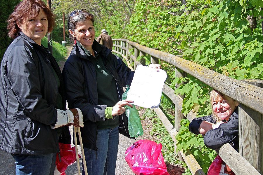 Friederike Höfler, Heidi Kinast und Ingrid Wolf fanden nicht nur Müll, sondern bargen auch eine Flaschenpost.