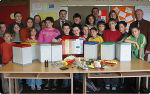 Jugendliche trennen Abfall © AWV GU