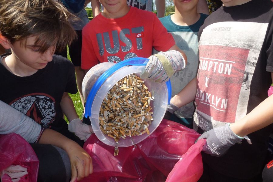 Neue-Sport-Mittelschule Brucknerstraße "Zigarettenkippen" Spezialtrupp