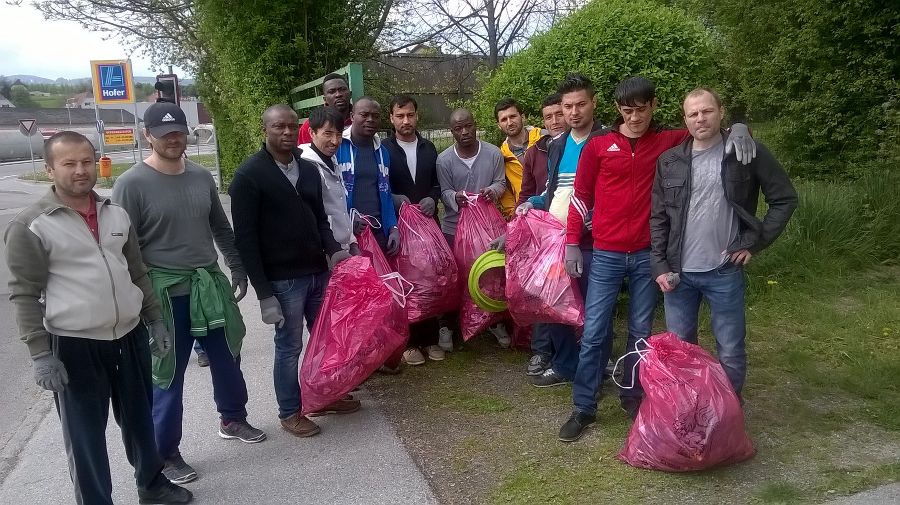 In Köflach waren Asylwerber gemeinsam mit Jugend am Werk unterwegs.