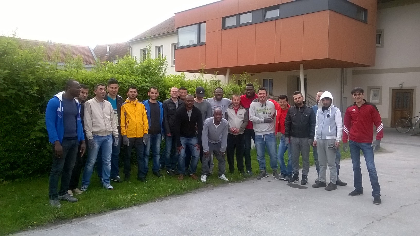 In Köflach waren Asylwerber gemeinsam mit Jugend am Werk unterwegs.