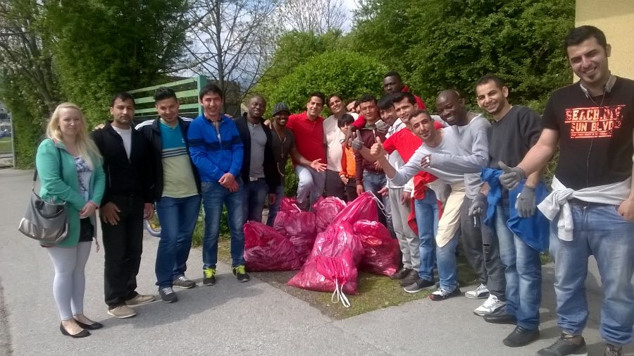 In Köflach waren Asylwerber gemeinsam mit Jugend am Werk unterwegs.