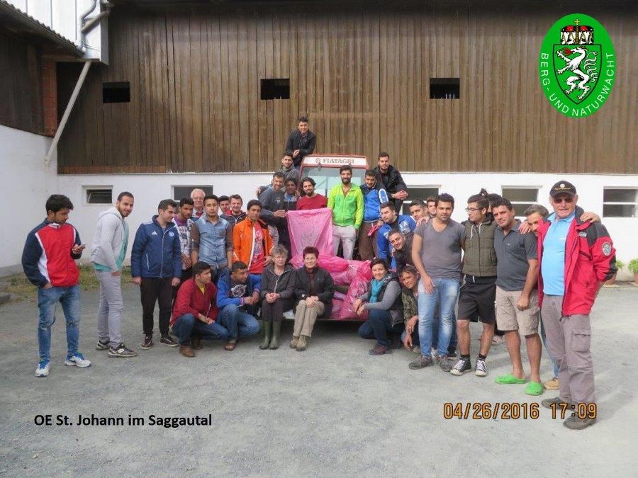 Berg- und Naturwacht Ortseinsatzstelle St. Johann im Saggautal gemeinsam mit Asylwerbern Berg- und Naturwacht Ortseinsatzstelle St. Johann im Saggautal gemeinsam mit Asylwerbern