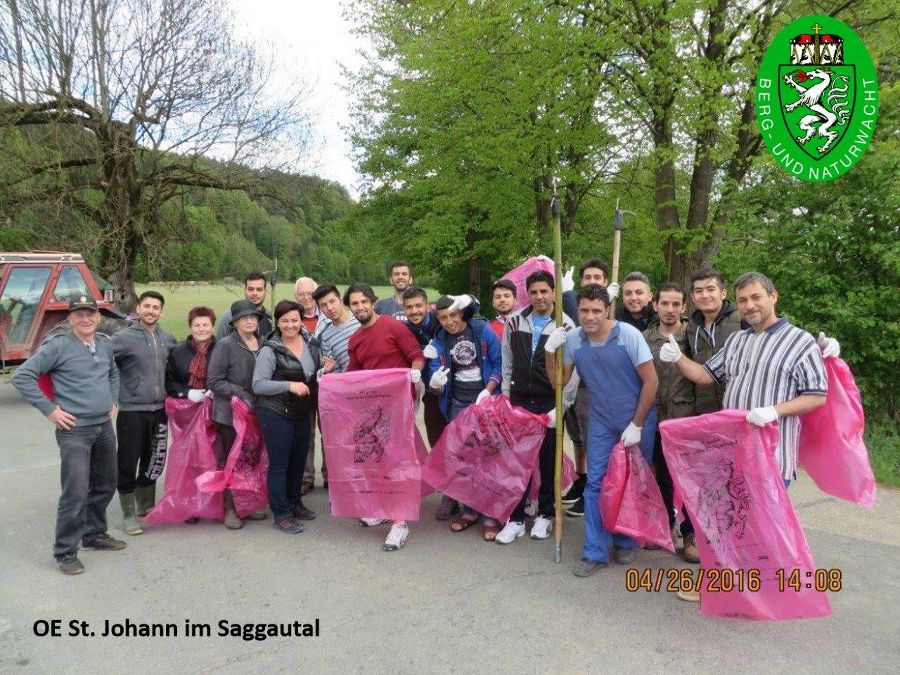 Berg- und Naturwacht Ortseinsatzstelle St. Johann im Saggautal gemeinsam mit Asylwerbern Berg- und Naturwacht Ortseinsatzstelle St. Johann im Saggautal gemeinsam mit Asylwerbern
