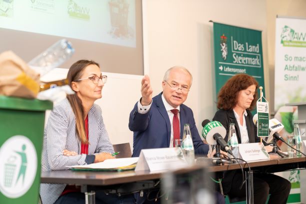 Bianca Moser-Bauernhofer, Geschäftsführerin des Abfallwirtschaftsverbandes Weiz, Johann Seitinger, Nachhaltigkeitslandesrat, Dr. Ingrid Winter, Leiterin des Referates Abfall- und Ressourcenwirtschaft des Landes Steiermark