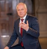 Landesrat Hans Seitinger appelliert auf eine umweltgerechte Christbaumentsorgung zu achten. © Lebensressort/Streibl, bei Quellenangabe honorarfrei Landesrat Hans Seitinger appelliert auf eine umweltgerechte Christbaumentsorgung zu achten.