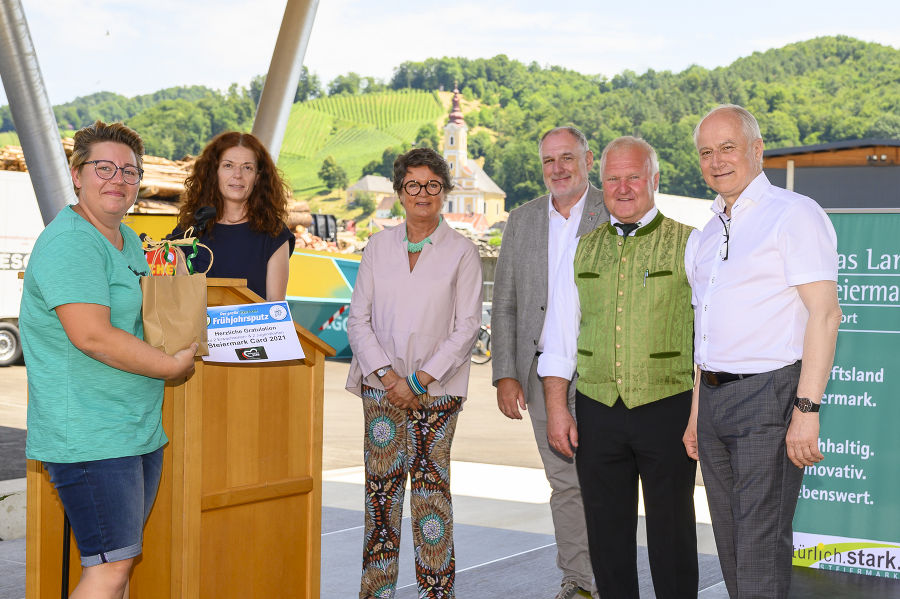 Auszeichnung von Barbara Größbauer aus Bad Gams: Gewinnerin Barbara Größbauer, Referatsleiterin Ingrid Winter, Fachgruppenobfrau KommR Daniela Müller-Mezin, ORF Steiermark Landesdirektor Gerhard Koch, Obmann des Dachverbandes der steirischen Abfallwirtschaftsverbände Wolfgang Neubauer und Nachhaltigkeitslandesrat Hans Seitinger (v.l.). Auszeichnung von Barbara Größbauer aus Bad Gams: Gewinnerin Barbara Größbauer, Referatsleiterin Ingrid Winter, Fachgruppenobfrau KommR Daniela Müller-Mezin, ORF Steiermark Landesdirektor Gerhard Koch, Obmann des Dachverbandes der steirischen Abfallwirtschaftsverbände Wolfgang Neubauer und Nachhaltigkeitslandesrat Hans Seitinger (v.l.).