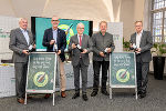 v.l.n.r.: VDir. Wolfram Sacherer (Wohnbaugruppe Ennstal), GF Christian Krainer (ÖWG), LR Hans Seitinger, Günther Rauch (Weinhof Rauch), GF Christoph Holzer (SPAR Steiermark und Südburgenland)