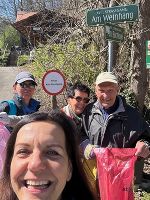 Familie Gröblbauer beim Frühjahrsputz am Weinhang in Graz