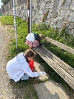 Kinder beim großen steirischen Frühjahrsputz.