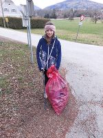 Eva Bachler mit gefüllten Frühjahrsputz Abfallsammelsack.