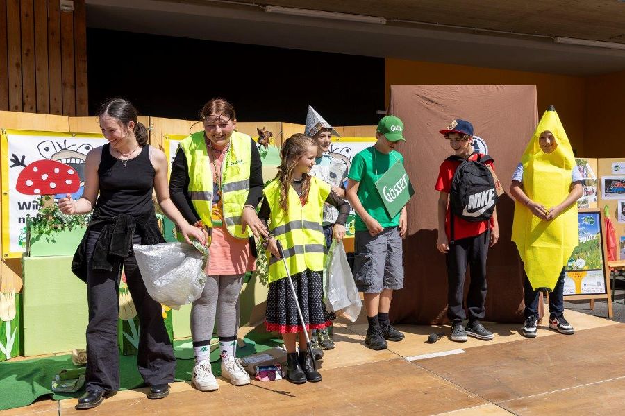 „Litterweise“ Träume - ein Mini-Theaterstück der 3A Klasse des BG/BORG Deutschlandsberg unter der Leitung von Frau Mag. Simone Poscharnik und Frau Mag. Carina Posch; „Litterweise“ Träume - ein Mini-Theaterstück der 3A Klasse des BG/BORG Deutschlandsberg unter der Leitung von Frau Mag. Simone Poscharnik und Frau Mag. Carina Posch;