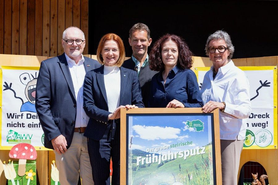Die Frühjahrsputz-Projektpartner v.l.: Gerhard Koch (Landesdirektor ORF Steiermark), Landesrätin Simone Schmiedtbauer (Lebensressort des Landes Steiermark), Mag. Dr. Christian Schreyer (Geschäftsführer des Dachverbandes der steirischen Abfallwirtschaftsverbände), Mag. Dr. Ingrid Winter (Leiterin des Referates Abfall- und Ressourcenwirtschaft, Abt. 14, Land Steiermark) und Daniela Müller-Mezin (Obfrau der Fachgruppe Entsorgungs- und Ressourcenmanagement der WKO Steiermark); Die Frühjahrsputz-Projektpartner v.l.: Gerhard Koch (Landesdirektor ORF Steiermark), Landesrätin Simone Schmiedtbauer (Lebensressort des Landes Steiermark), Mag. Dr. Christian Schreyer (Geschäftsführer des Dachverbandes der steirischen Abfallwirtschaftsverbände), Mag. Dr. Ingrid Winter (Leiterin des Referates Abfall- und Ressourcenwirtschaft, Abt. 14, Land Steiermark) und Daniela Müller-Mezin (Obfrau der Fachgruppe Entsorgungs- und Ressourcenmanagement der WKO Steiermark);