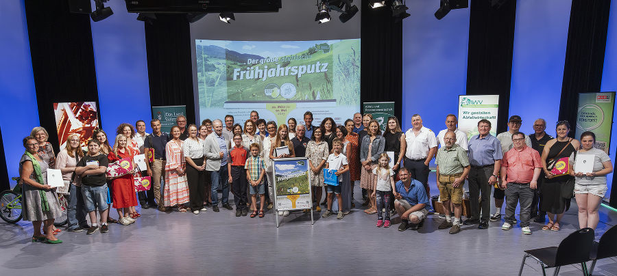Gruppenbild der Gewinner:innen und Ausgezeichneten: 